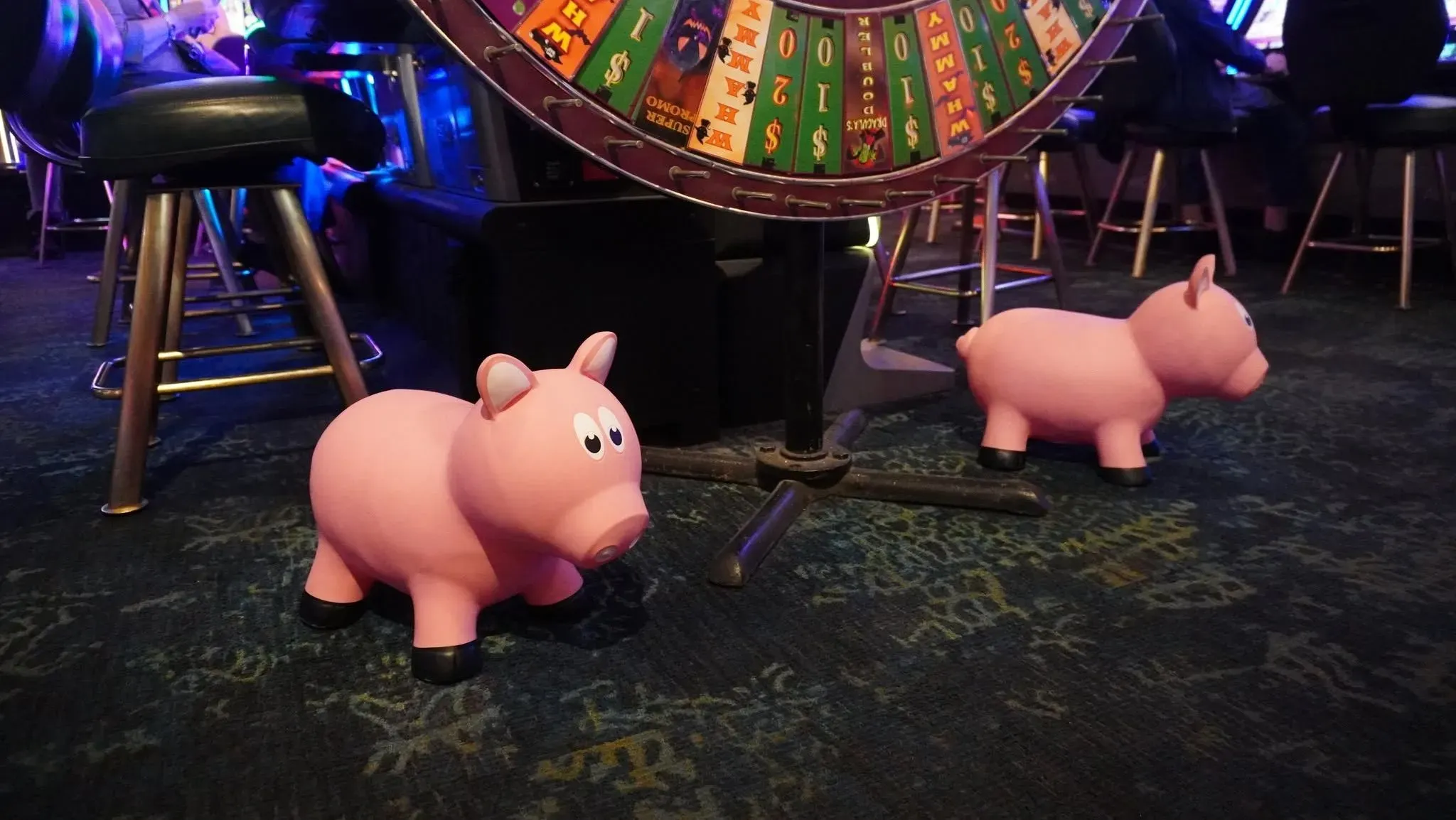 Chalet-Suite mit alpiner Einrichtung und Fenster zum Bergblick